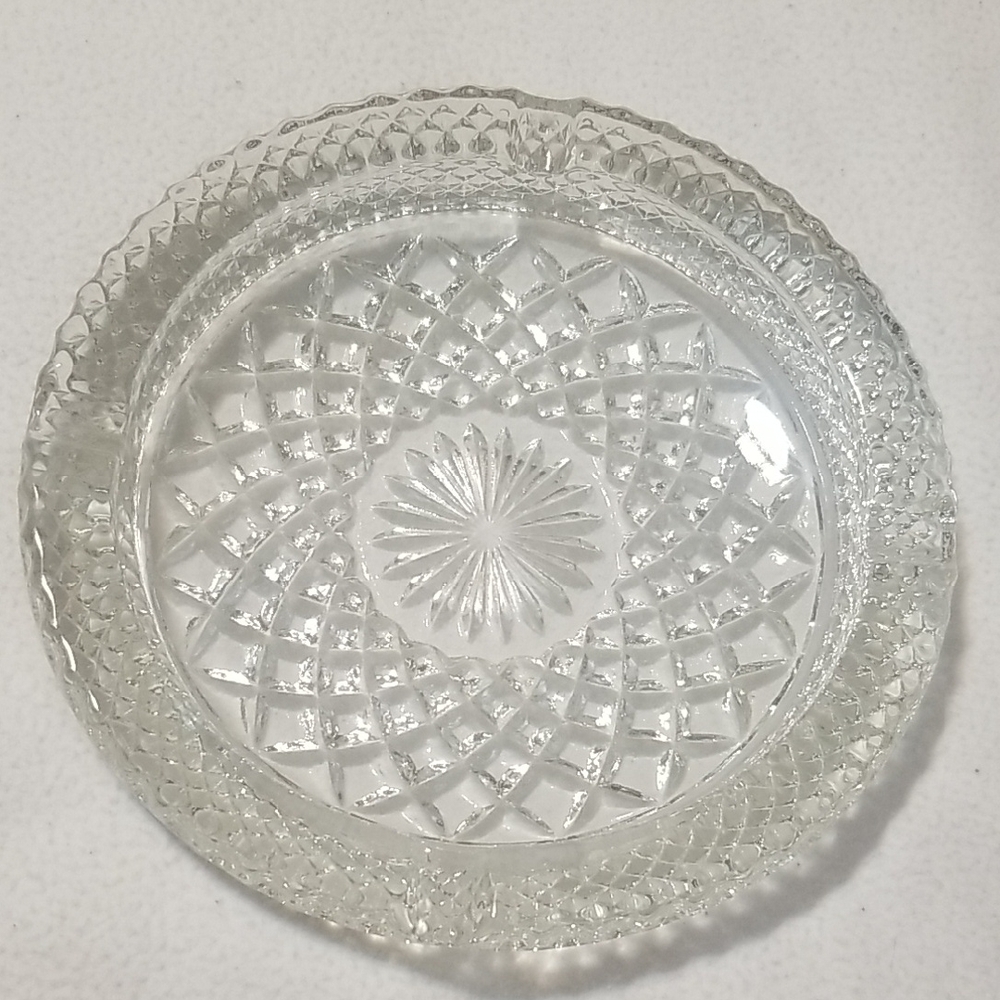 VINTAGE MID CENTURIES MODERN CLEAR GLASS Ashtray, 8.5" Diameter